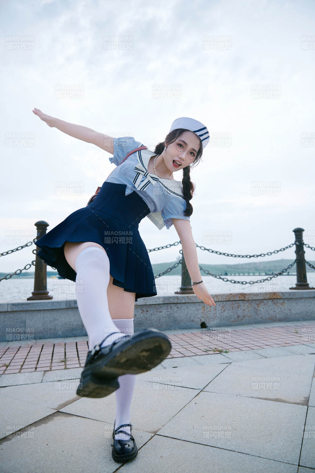 身穿水兵服在湖畔打卡拍照的亚洲美女