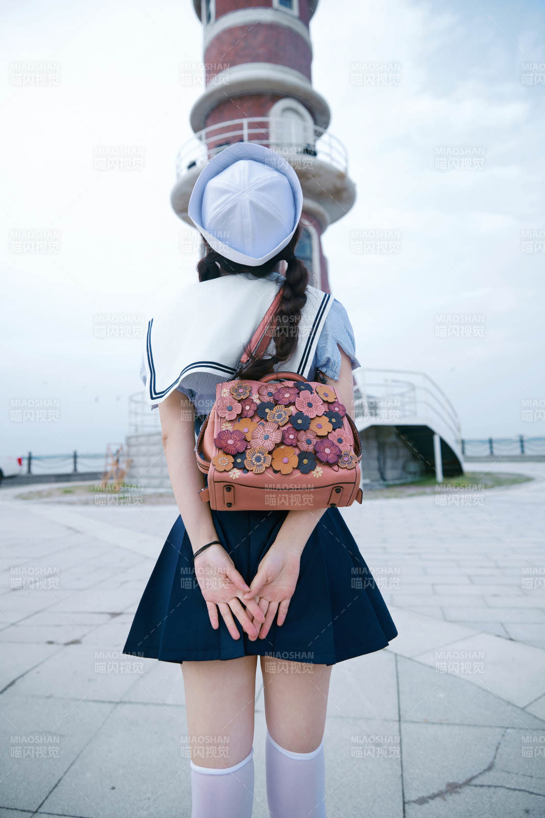 身穿水兵服在湖畔打卡拍照的亞洲美女