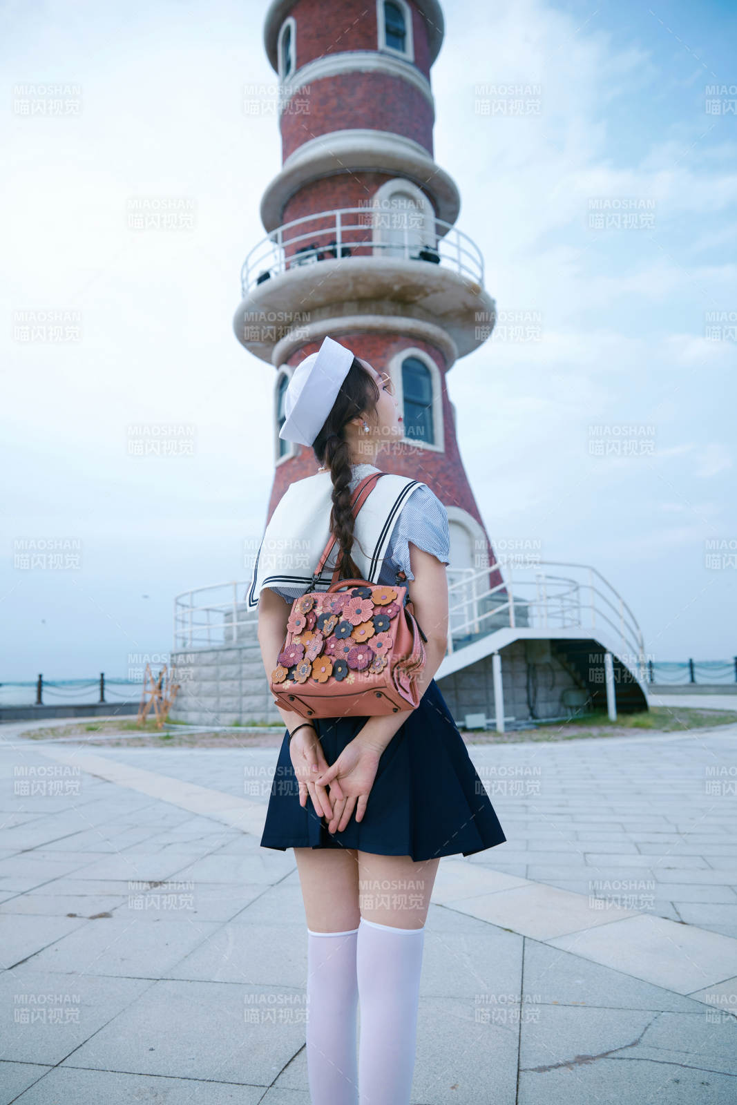 身穿水兵服在湖畔打卡拍照的亞洲美女