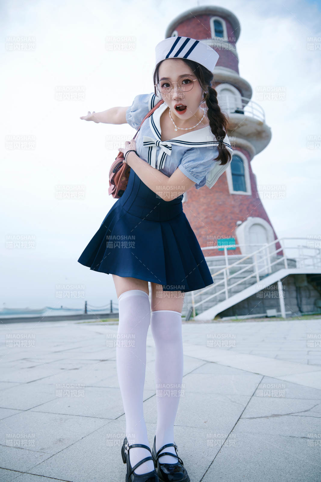 身穿水兵服在湖畔打卡拍照的亞洲美女