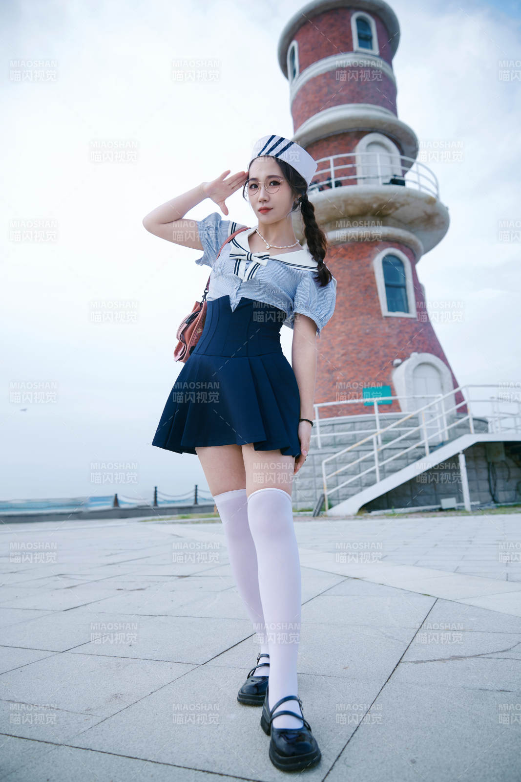 身穿水兵服在湖畔打卡拍照的亞洲美女