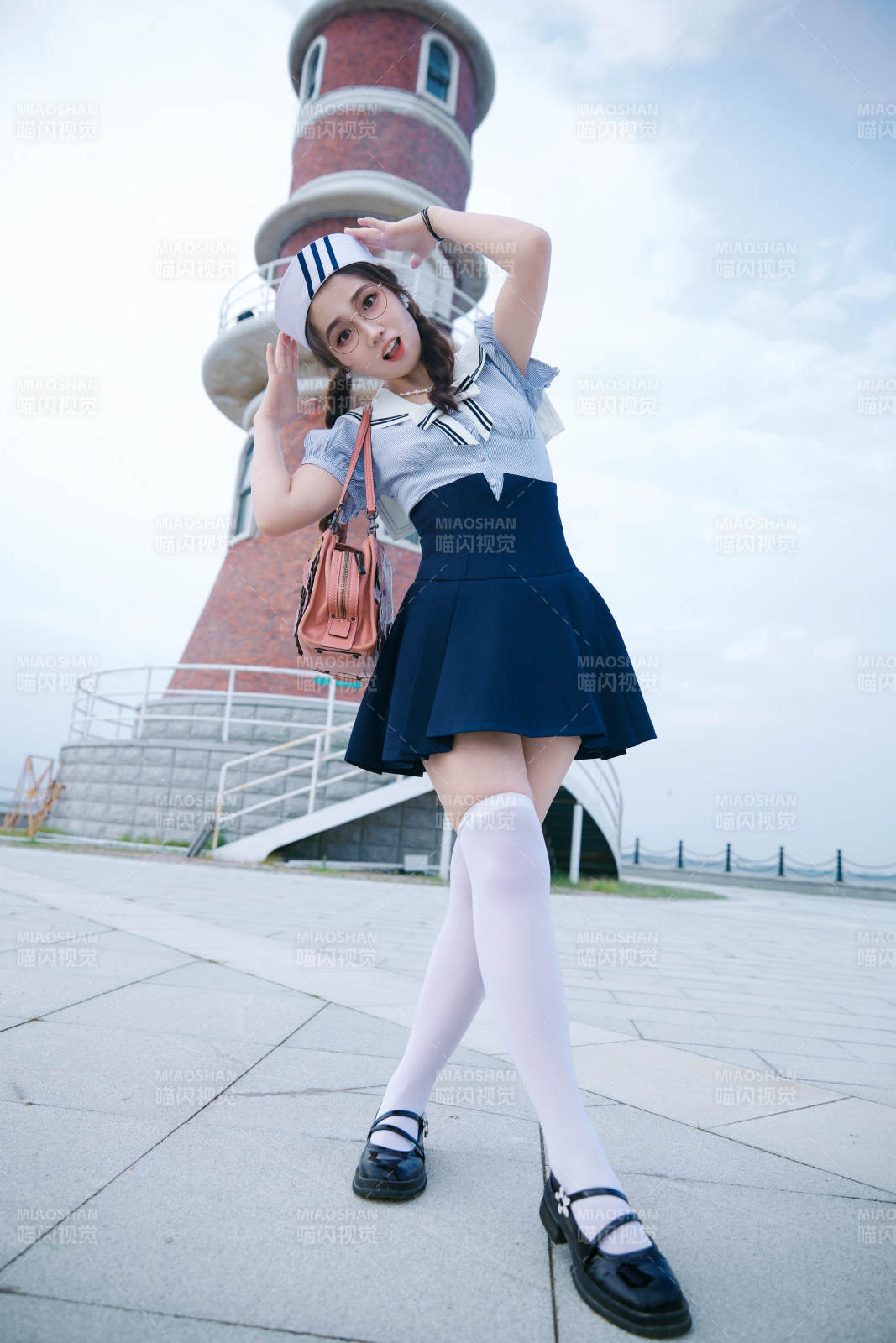 身穿水兵服在湖畔打卡拍照的亞洲美女