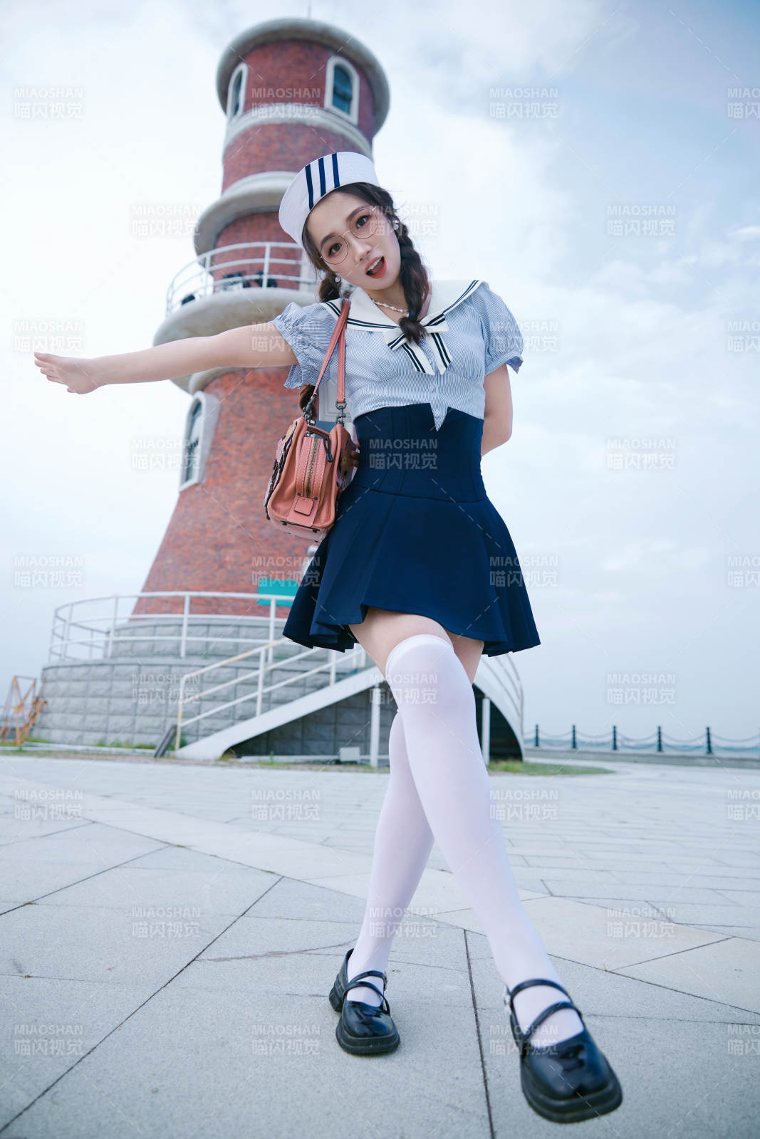 身穿水兵服在湖畔打卡拍照的亚洲美女