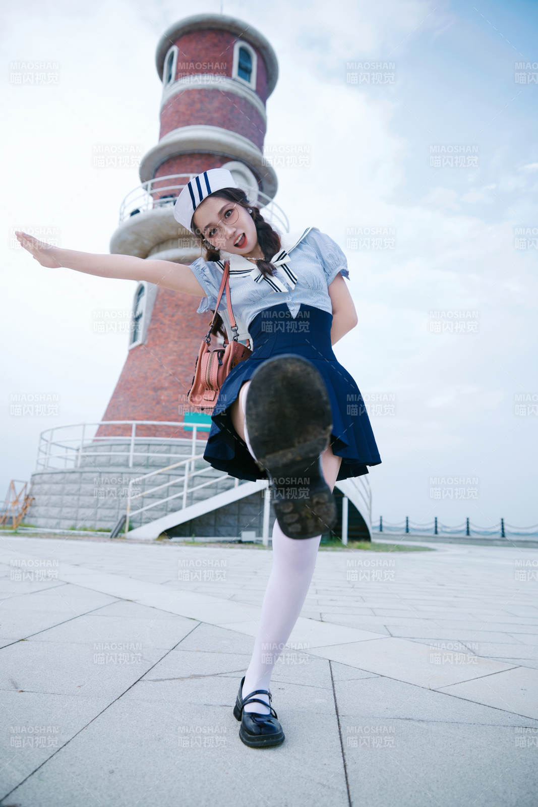 身穿水兵服在湖畔打卡拍照的亚洲美女