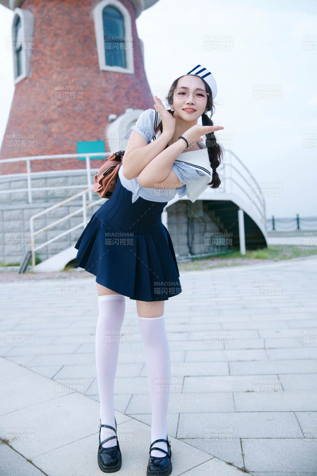 身穿水兵服在湖畔打卡拍照的亚洲美女