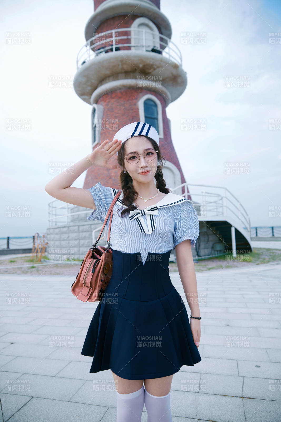 身穿水兵服在湖畔打卡拍照的亞洲美女