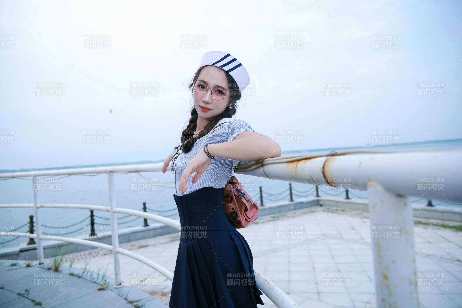 身穿水兵服在湖畔打卡拍照的亞洲美女