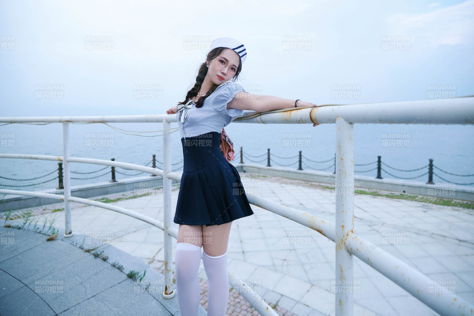 身穿水兵服在湖畔打卡拍照的亚洲美女