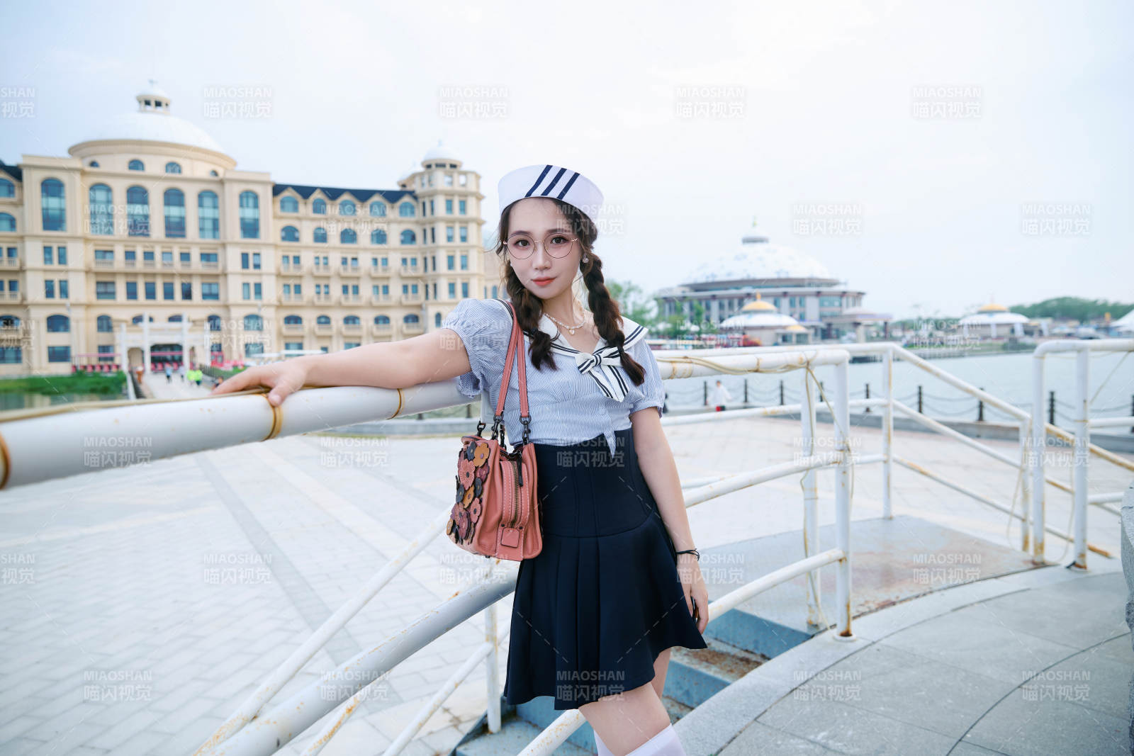 身穿水兵服在湖畔打卡拍照的亞洲美女