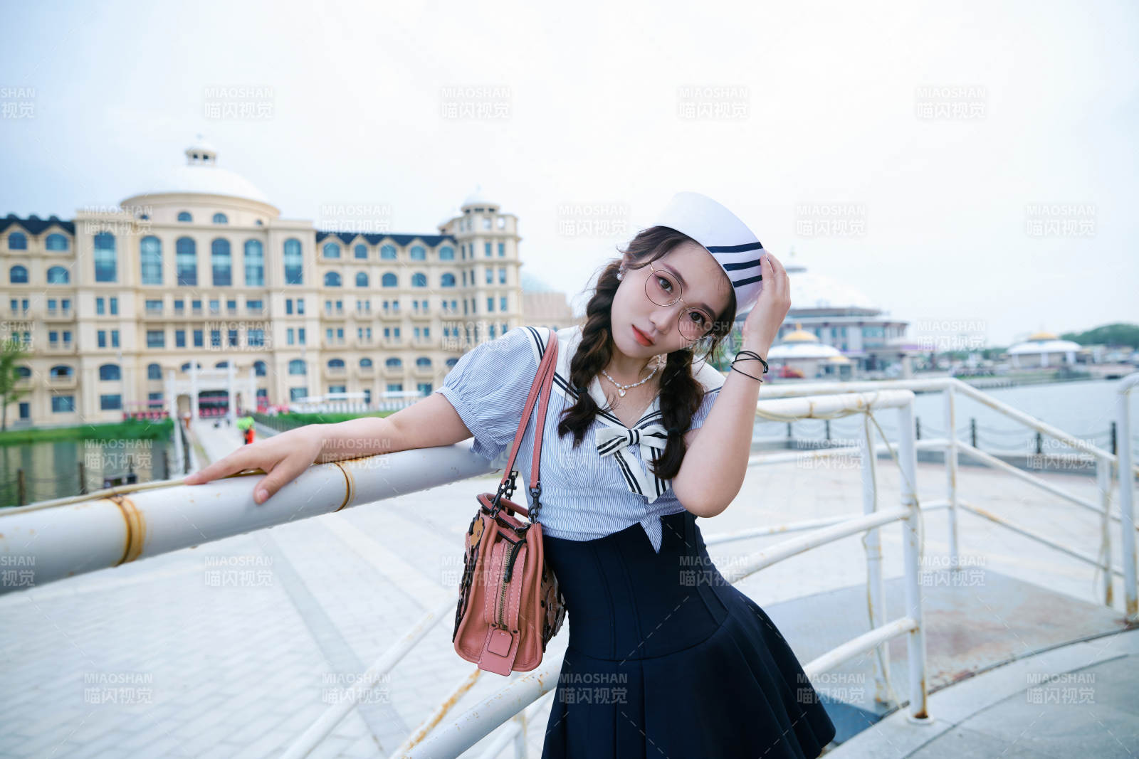 身穿水兵服在湖畔打卡拍照的亞洲美女