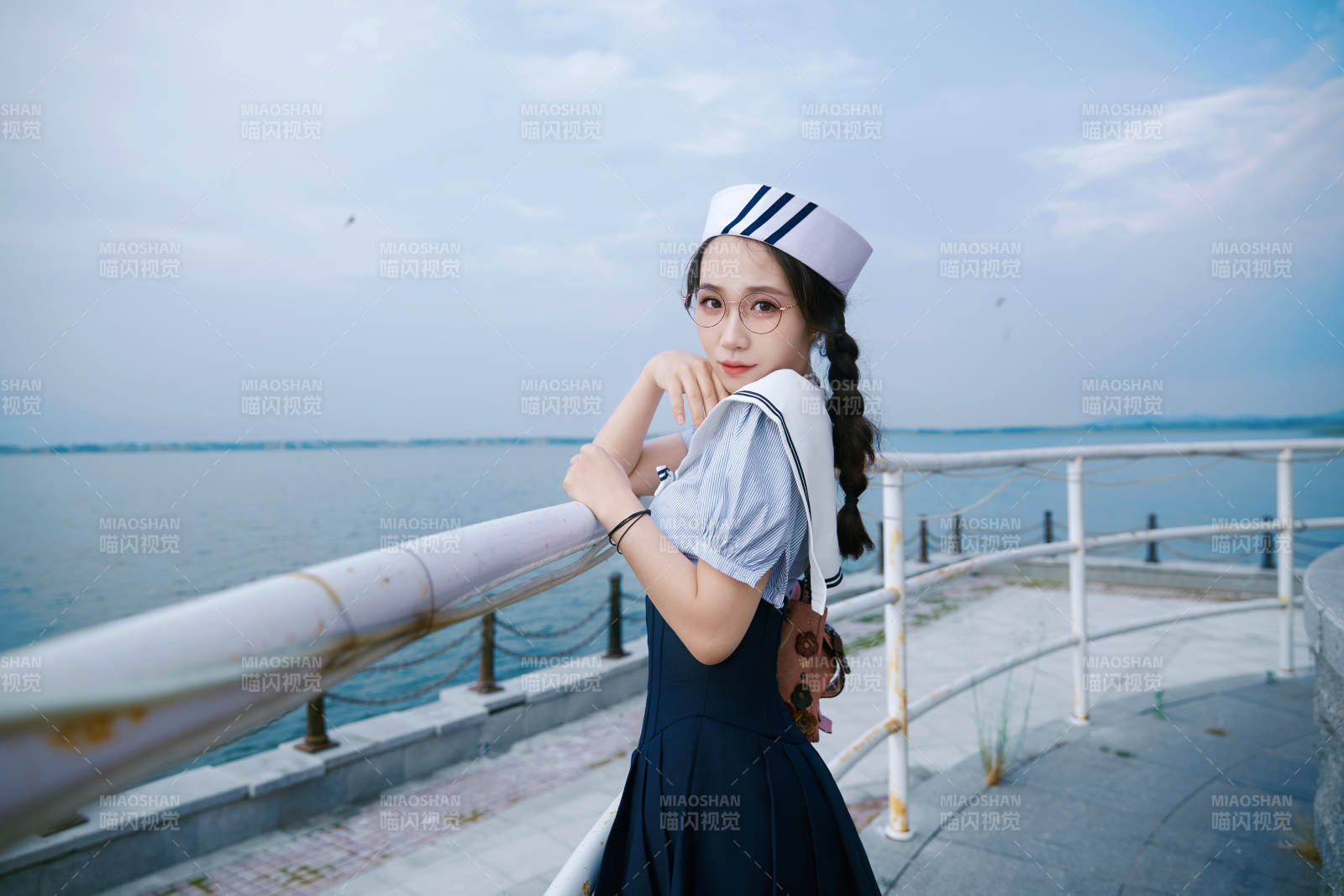 身穿水兵服在湖畔打卡拍照的亞洲美女