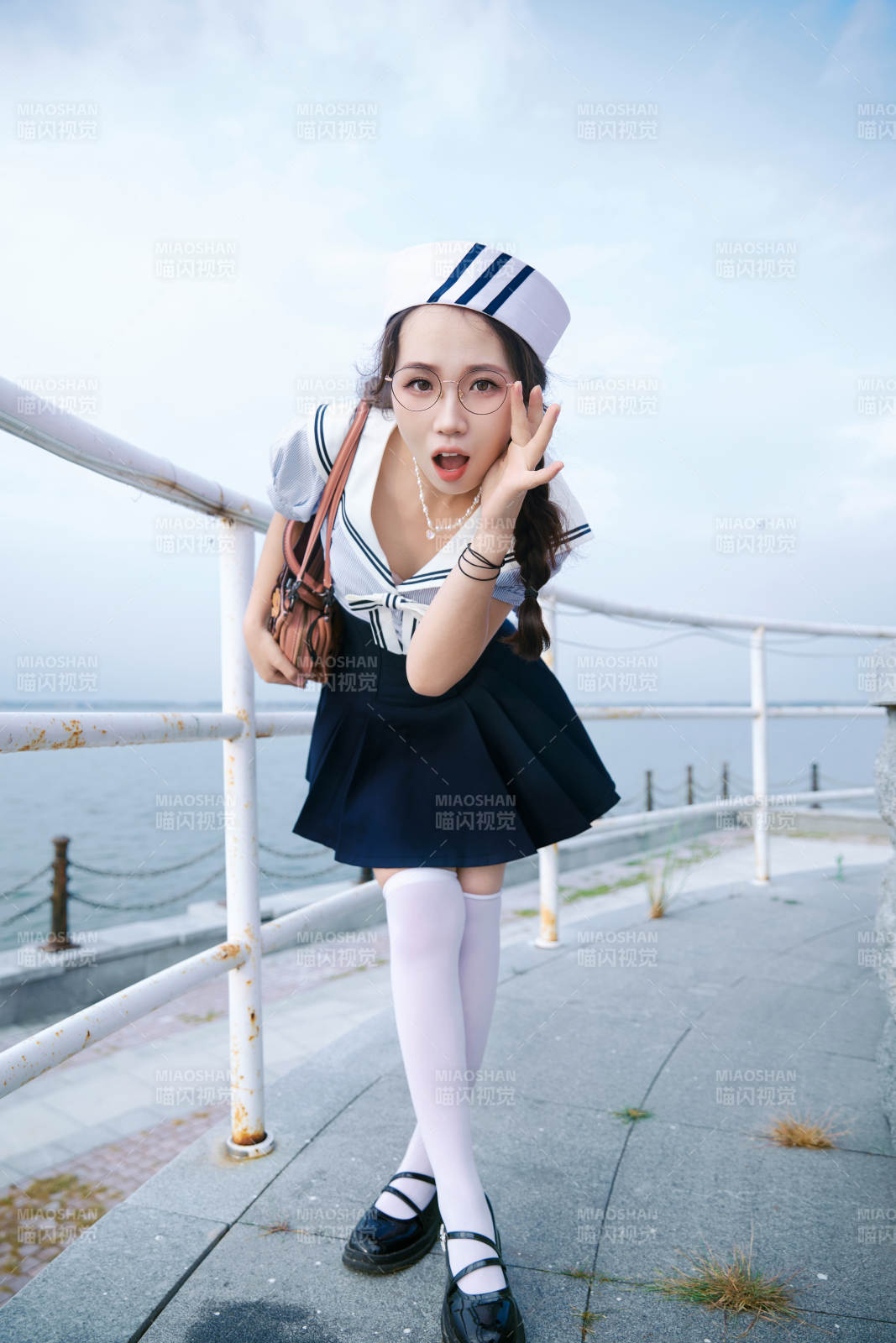 身穿水兵服在湖畔打卡拍照的亞洲美女