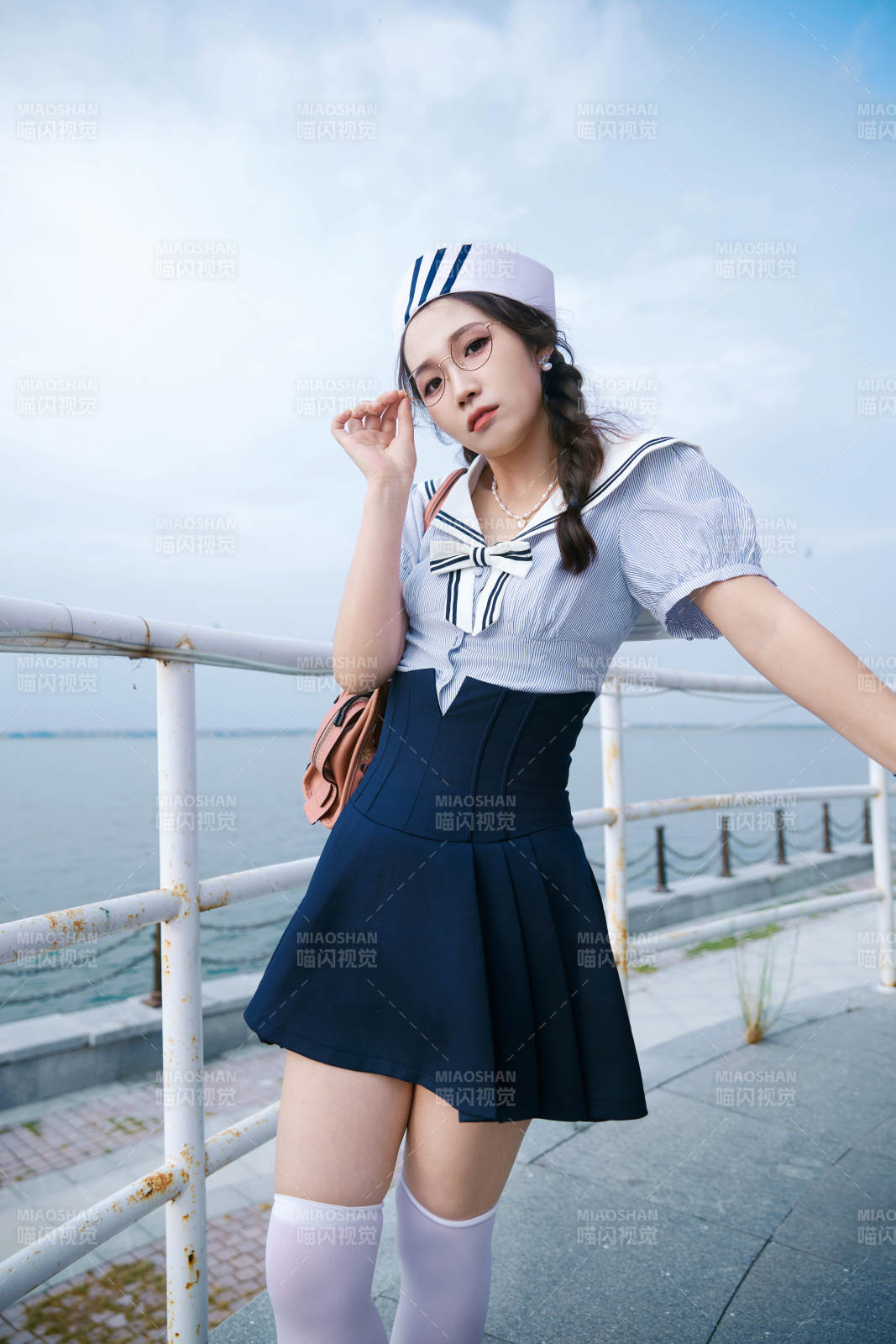 身穿水兵服在湖畔打卡拍照的亞洲美女