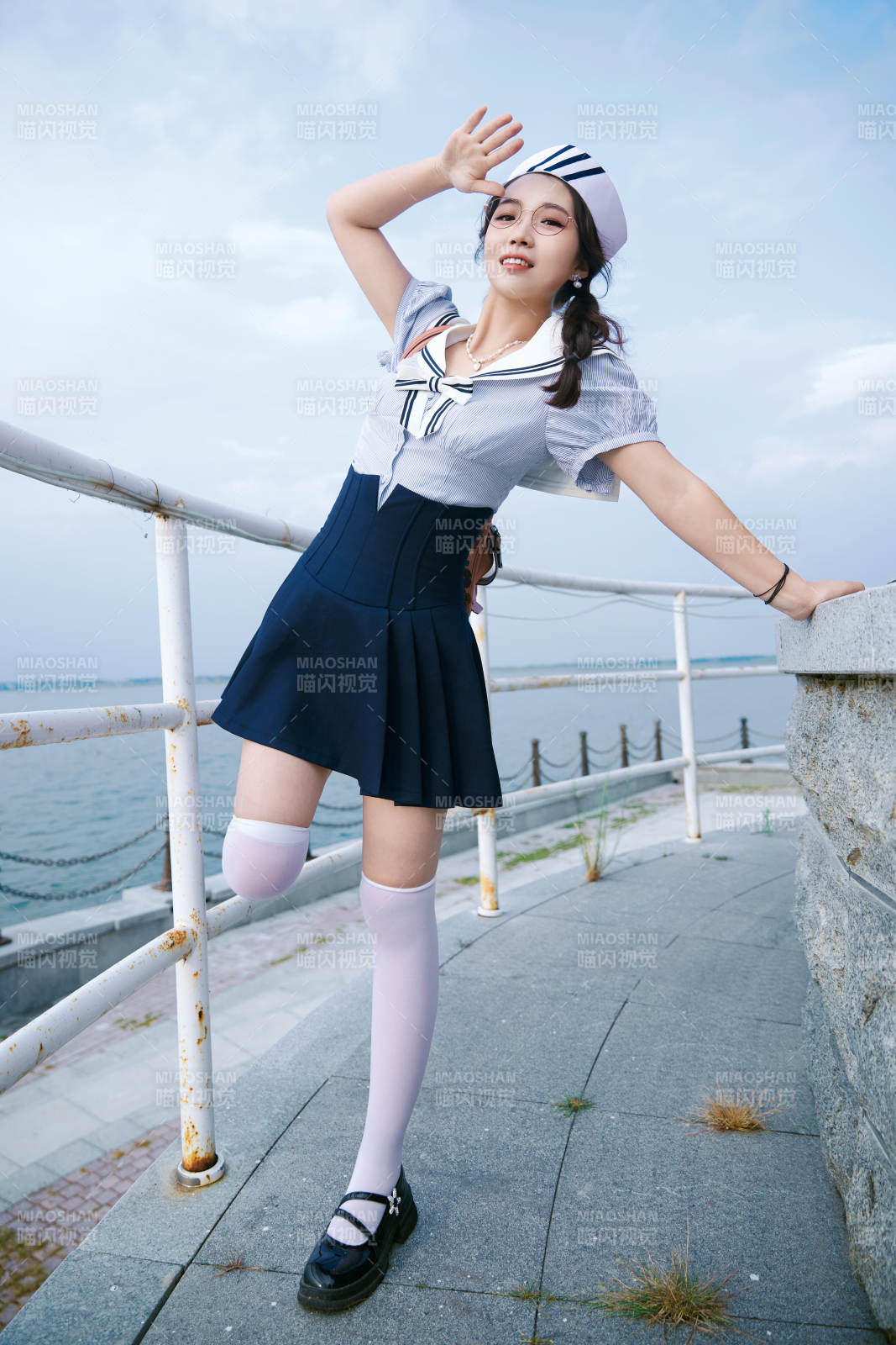 身穿水兵服在湖畔打卡拍照的亞洲美女