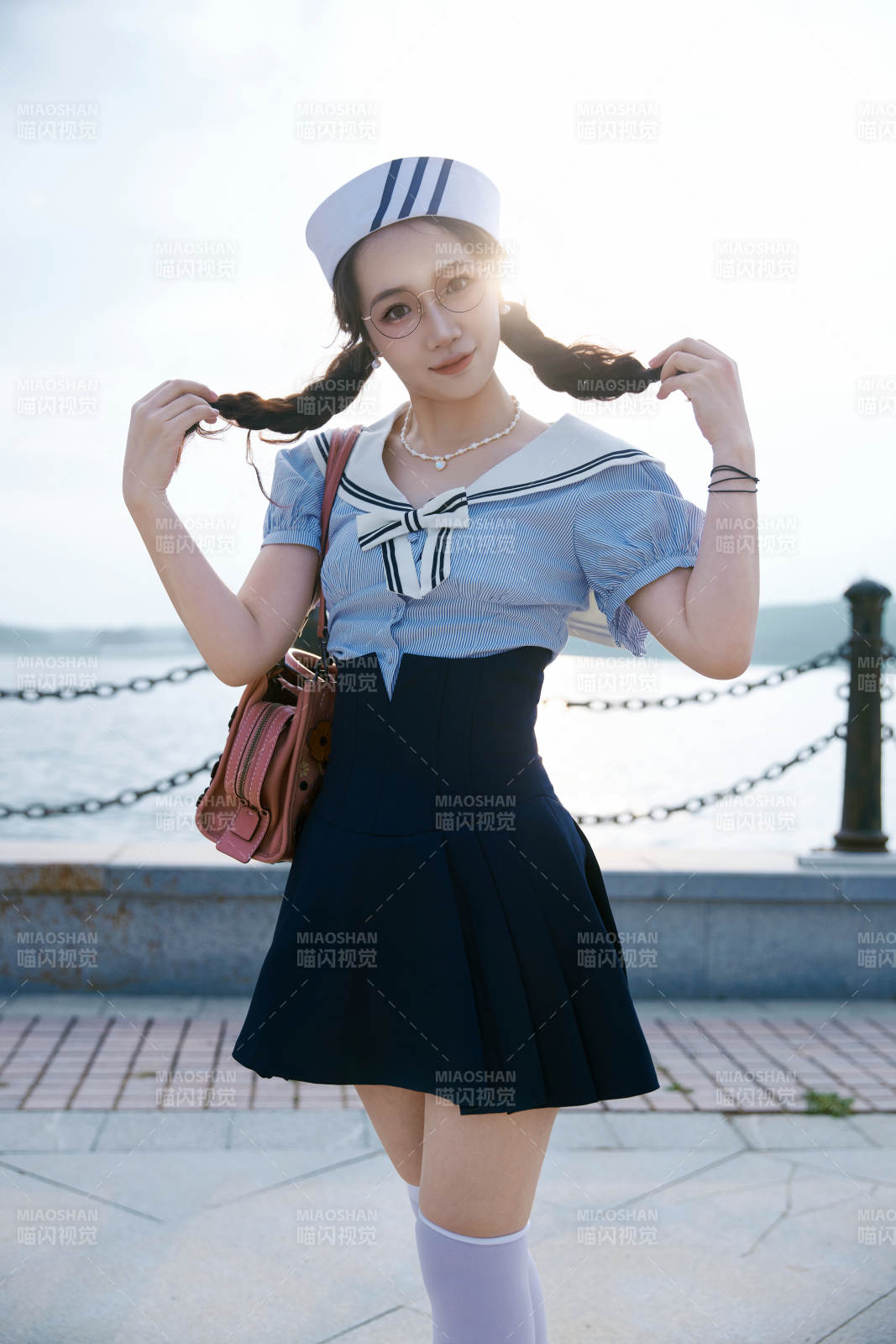 身穿水兵服在湖畔打卡拍照的亞洲美女