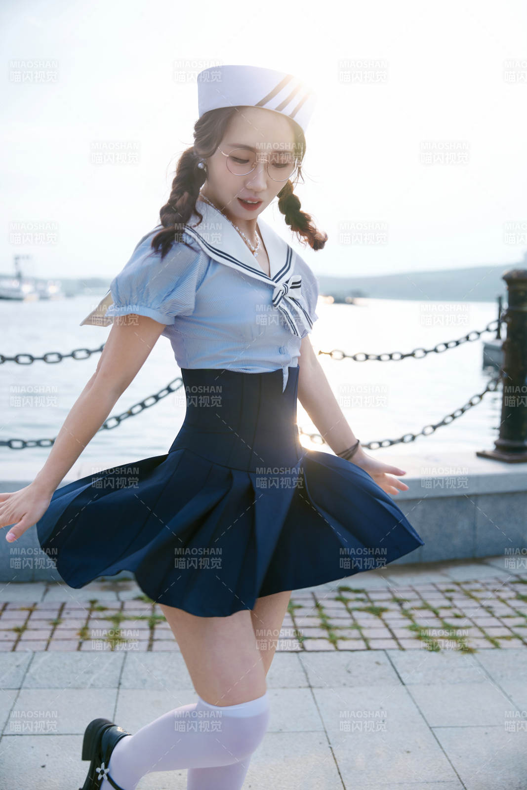 身穿水兵服在湖畔打卡拍照的亞洲美女