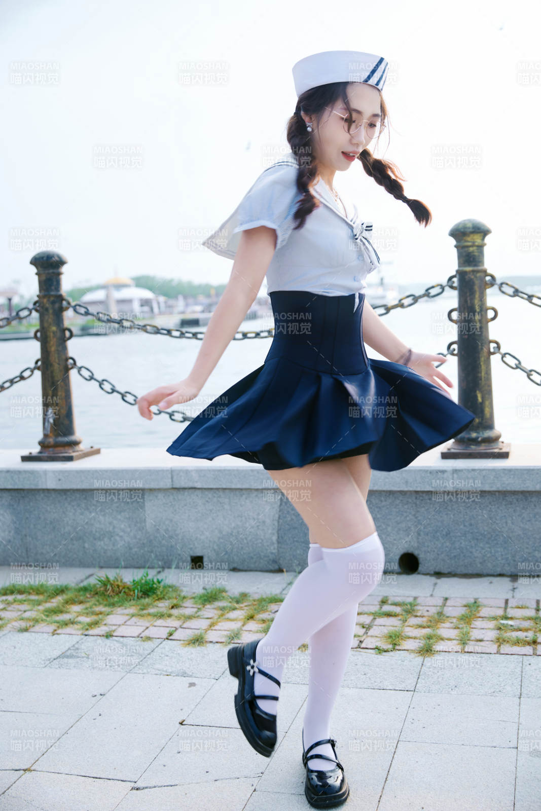 身穿水兵服在湖畔打卡拍照的亞洲美女