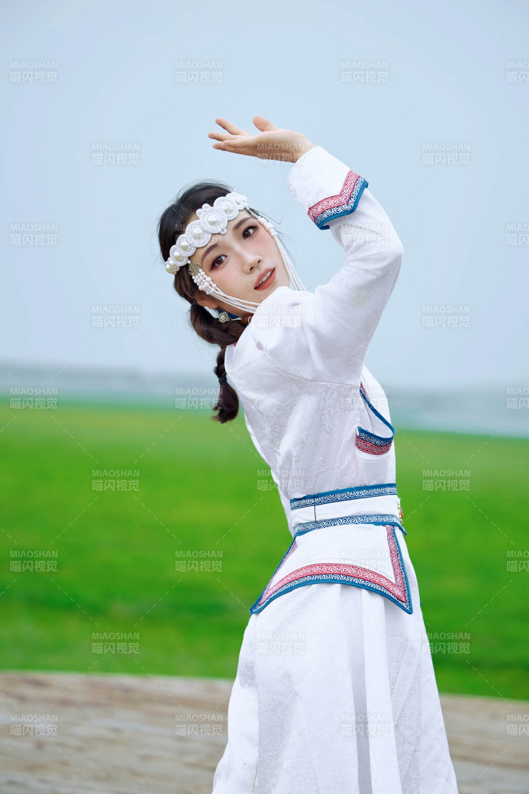 穿著蒙古族不里亞特傳統服飾的亞洲美女