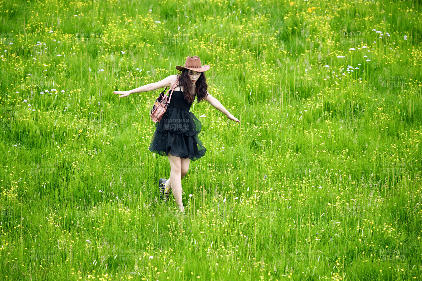 夏季在壩草原草甸拍照打卡的亞洲美女