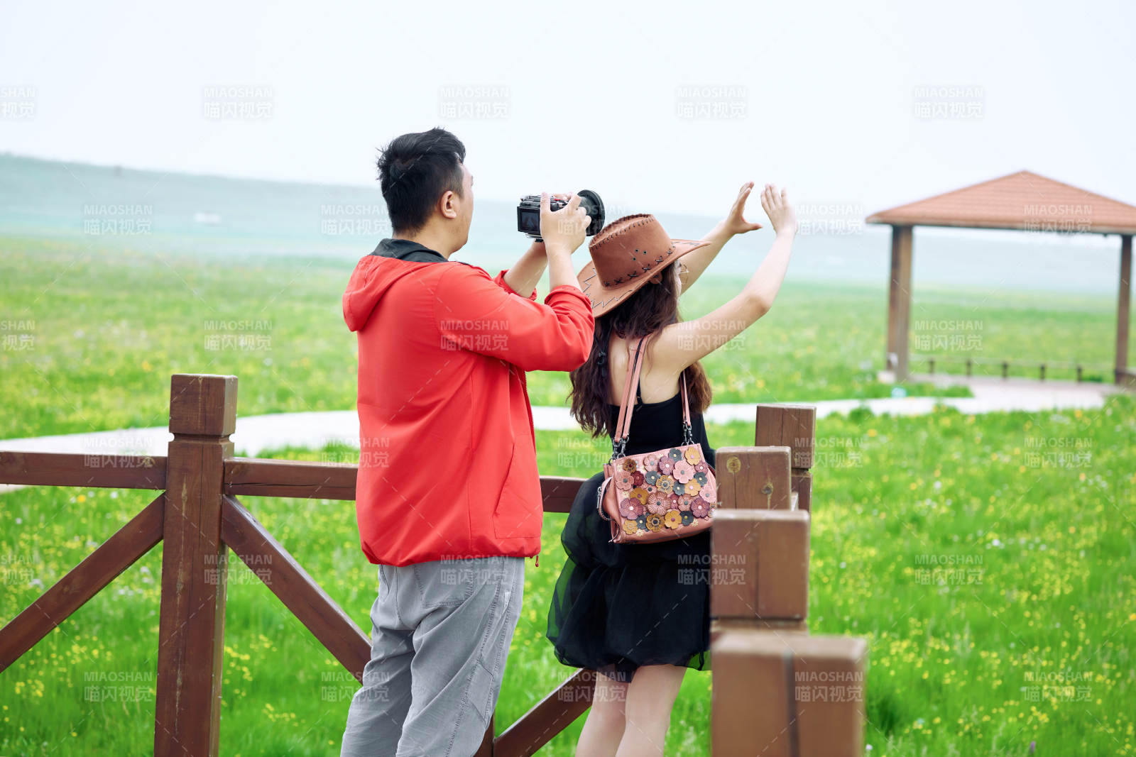 夏天在草原景區拍照的攝影師與模特