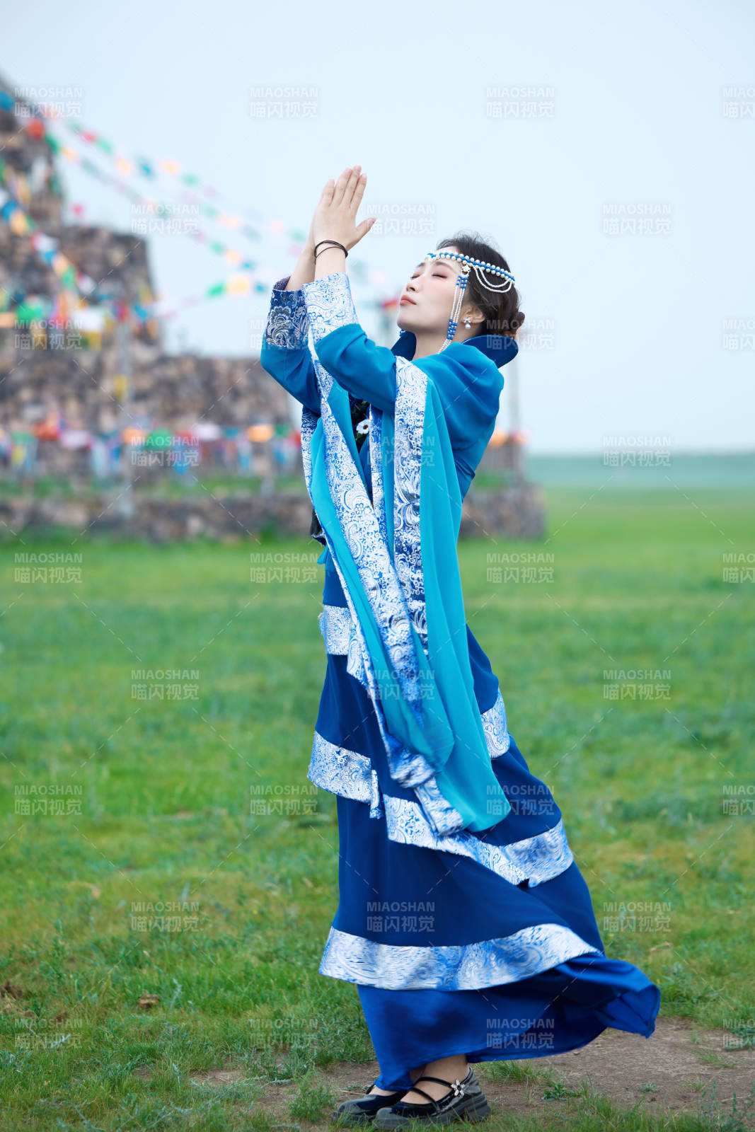 在草原穿著古風服飾拍照的亞洲美女