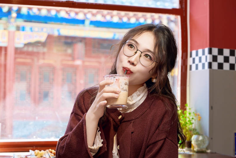 在没事热狗快餐店大吃特吃的东方女性