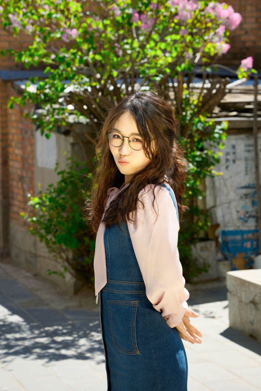 春天在梨花树下拍照的东方美女