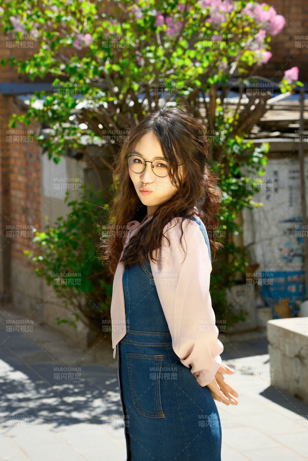 春天在梨花树下拍照的东方美女