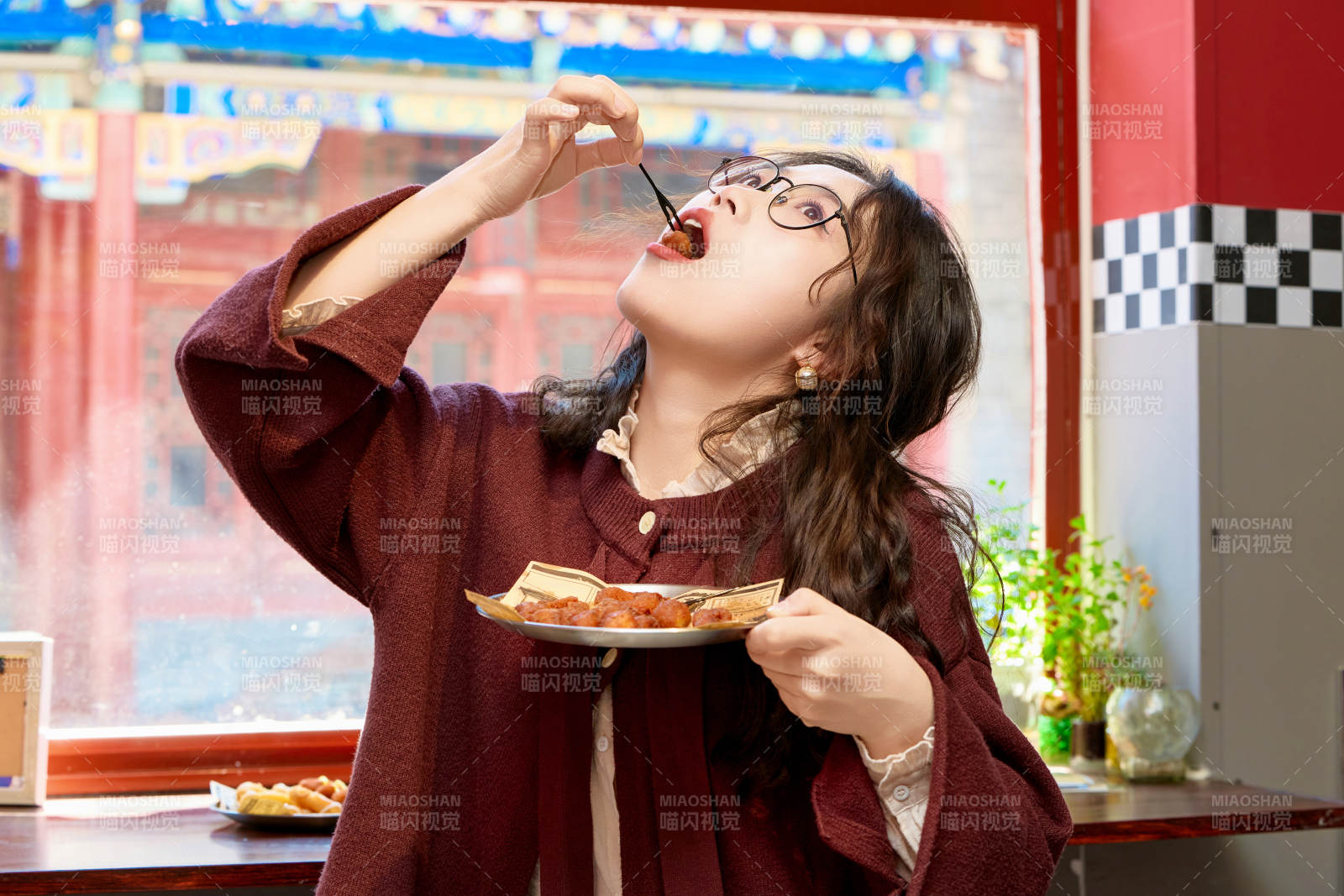 在沒事熱狗快餐店大吃特吃的東方女性