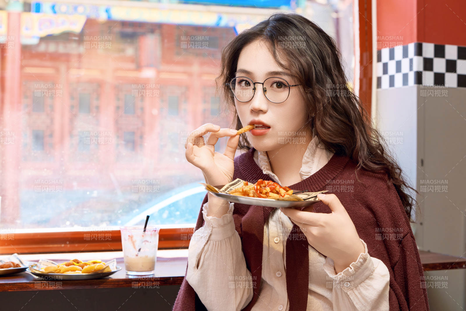 在沒(méi)事熱狗快餐店大吃特吃的東方女性