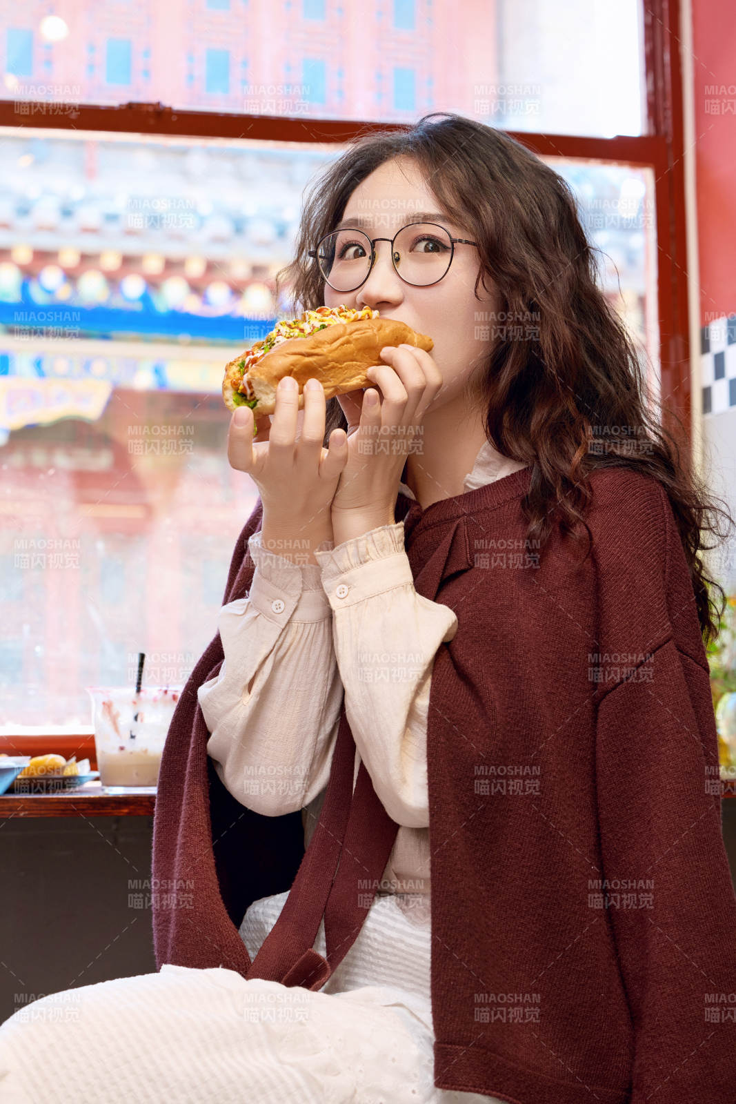 在沒事熱狗快餐店大吃特吃的東方女性