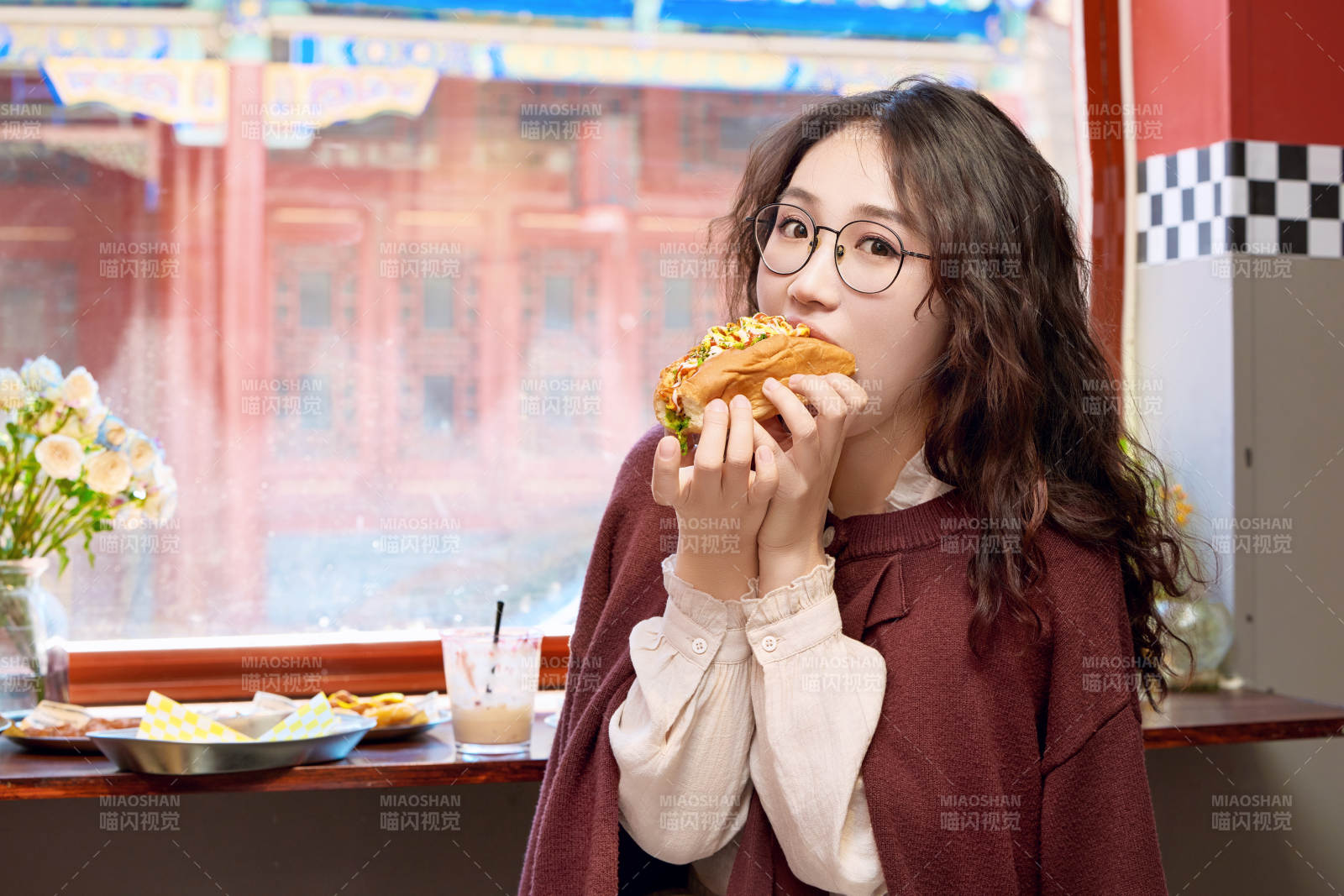 在沒事熱狗快餐店大吃特吃的東方女性
