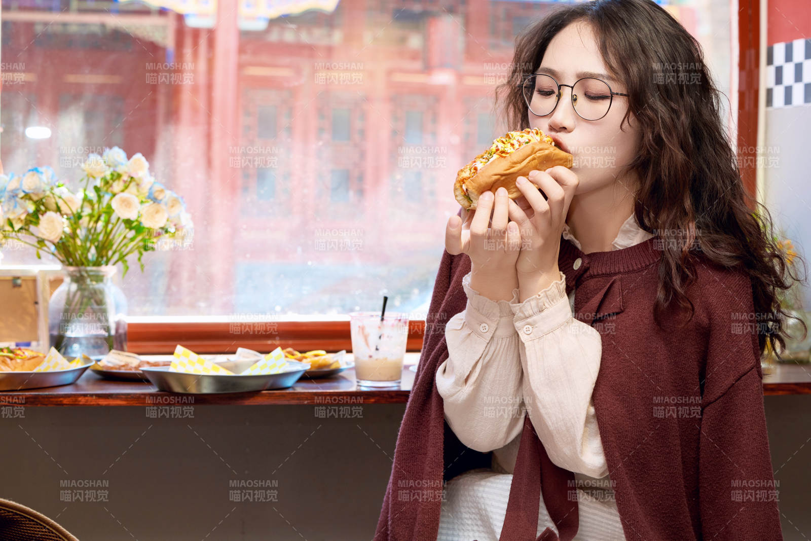 在没事热狗快餐店大吃特吃的东方女性