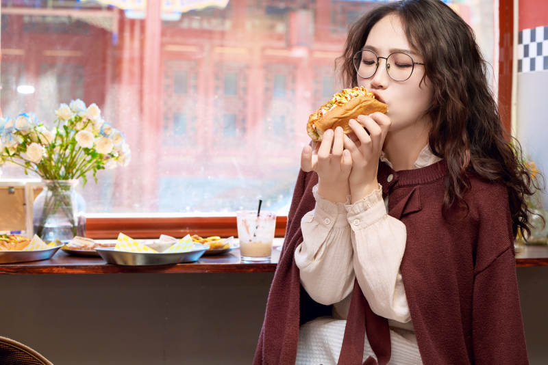 在没事热狗快餐店大吃特吃的东方女性