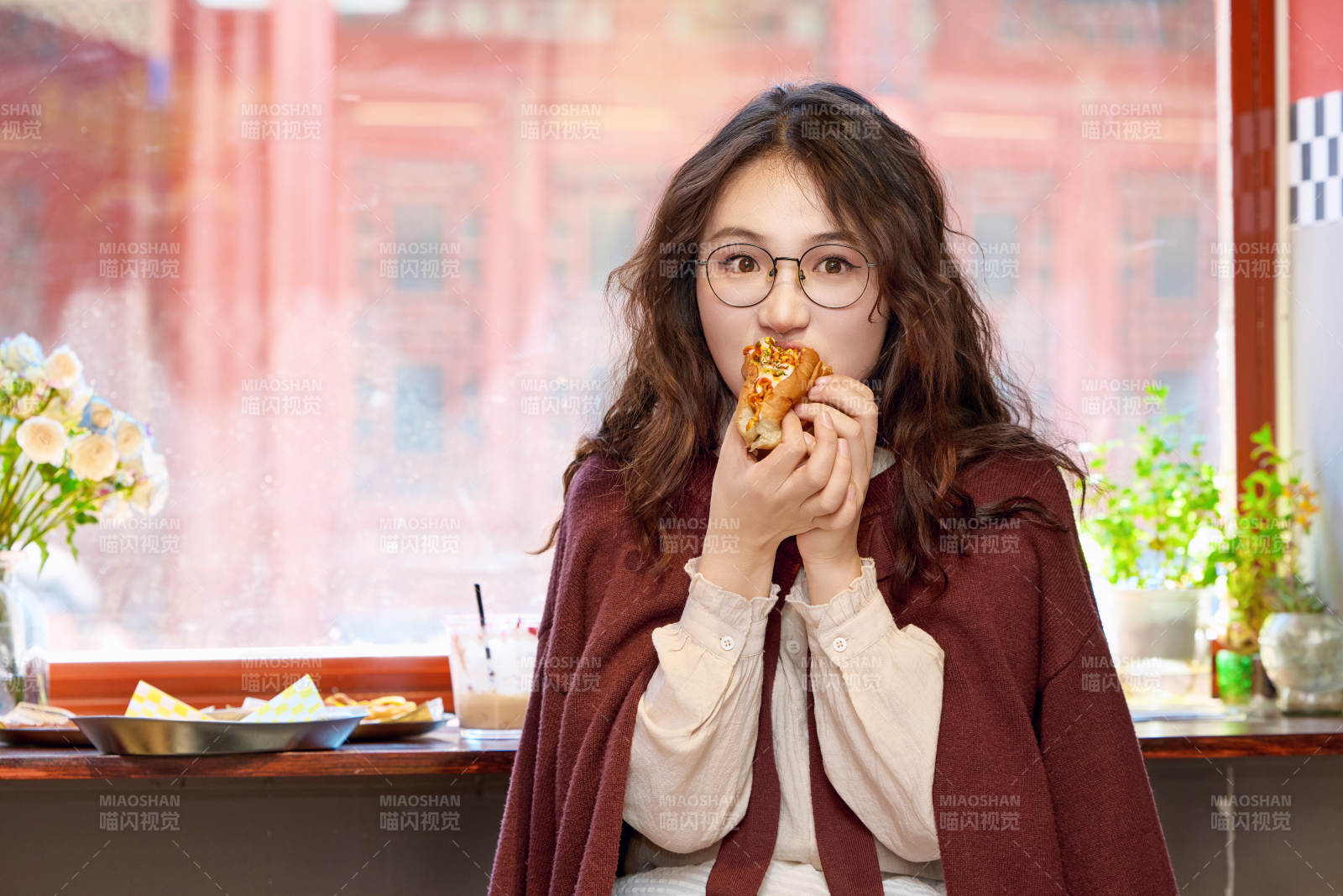 在沒事熱狗快餐店大吃特吃的東方女性