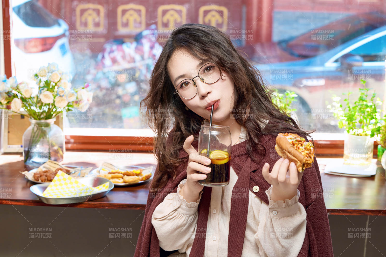 在沒事熱狗快餐店大吃特吃的東方女性