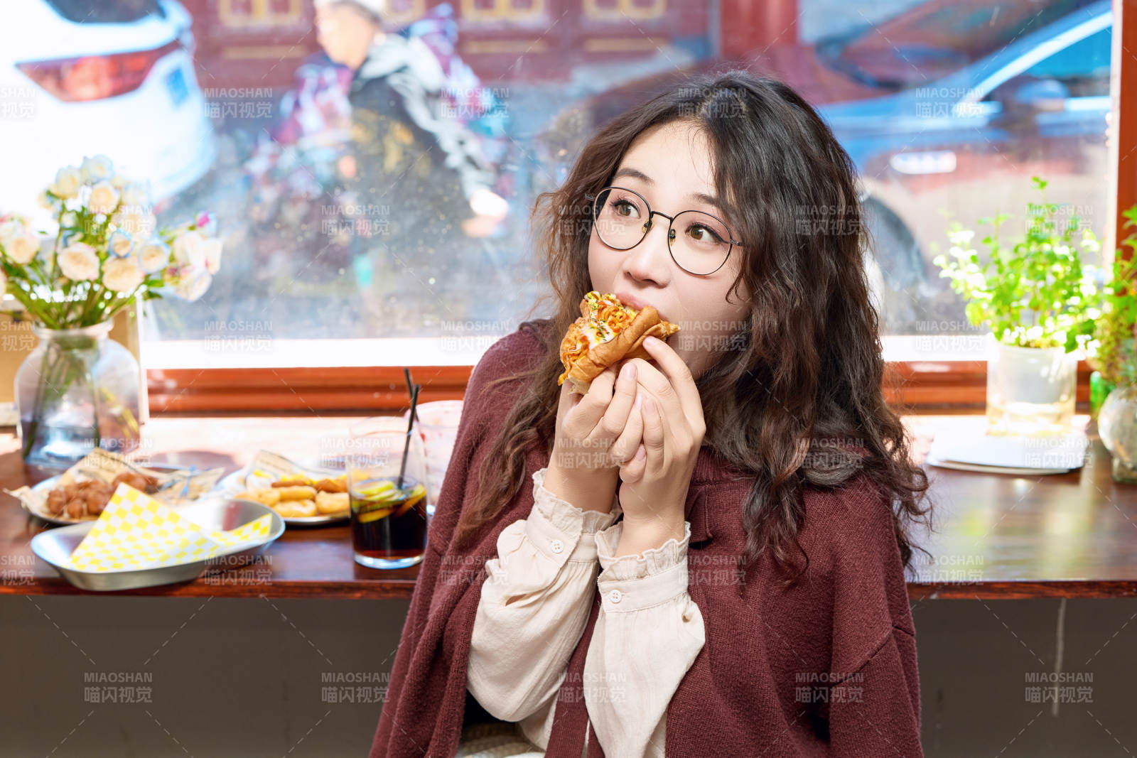 在沒事熱狗快餐店大吃特吃的東方女性