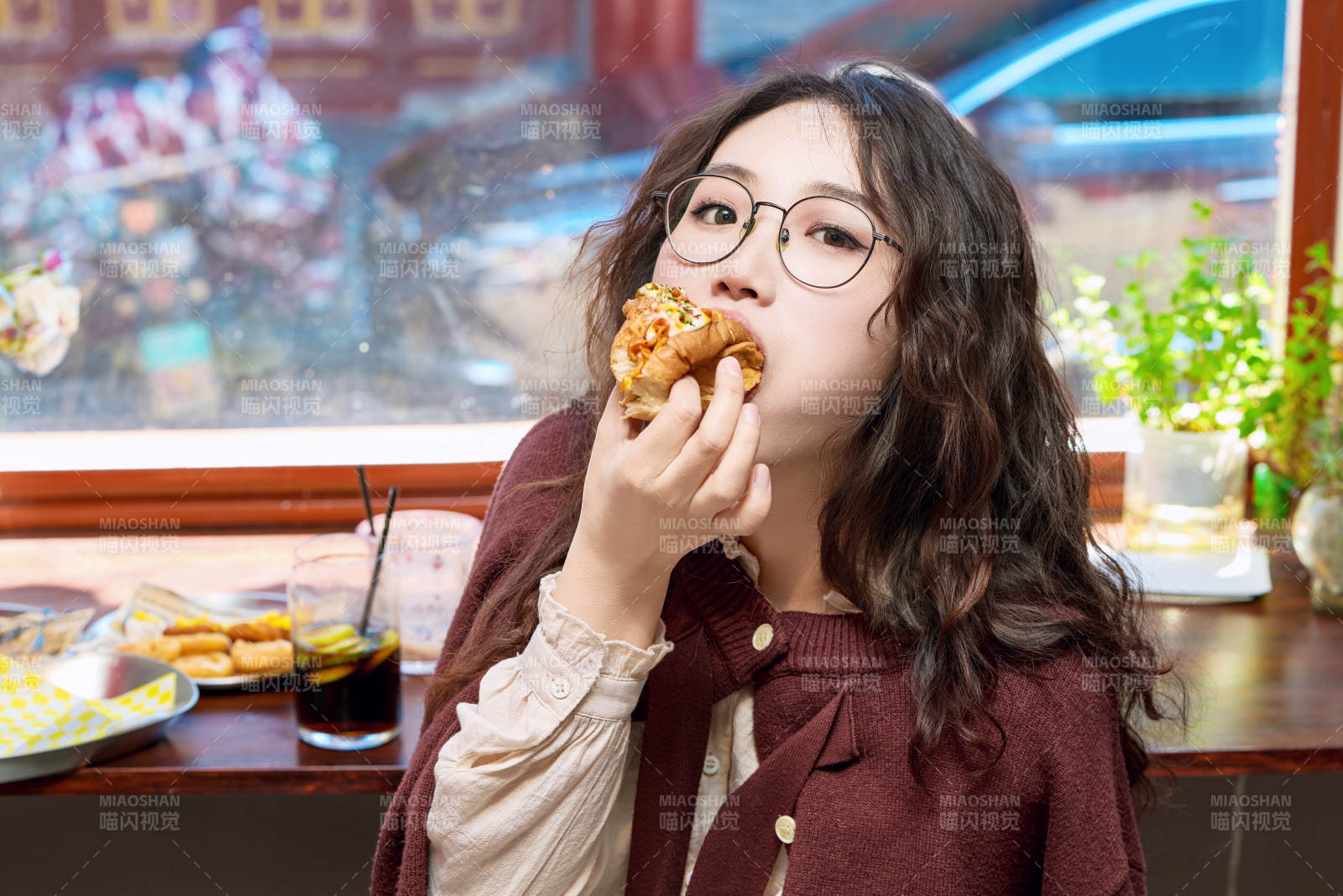 在沒事熱狗快餐店大吃特吃的東方女性