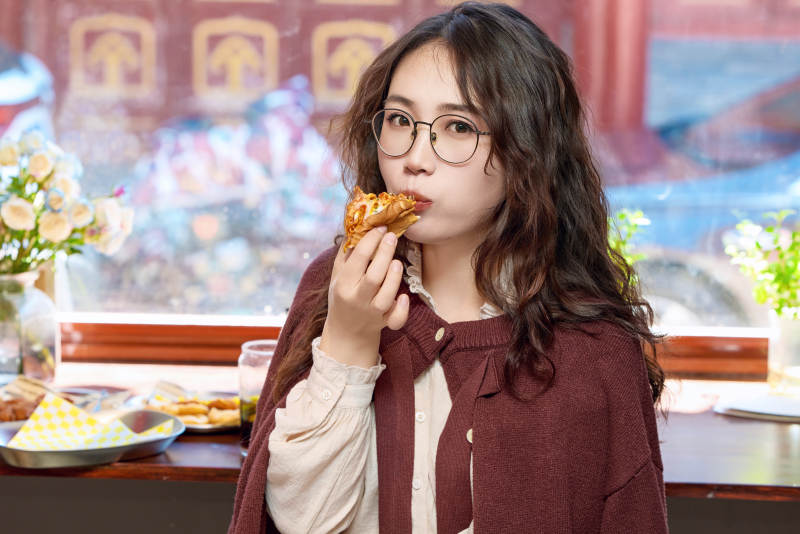 在没事热狗快餐店大吃特吃的东方女性