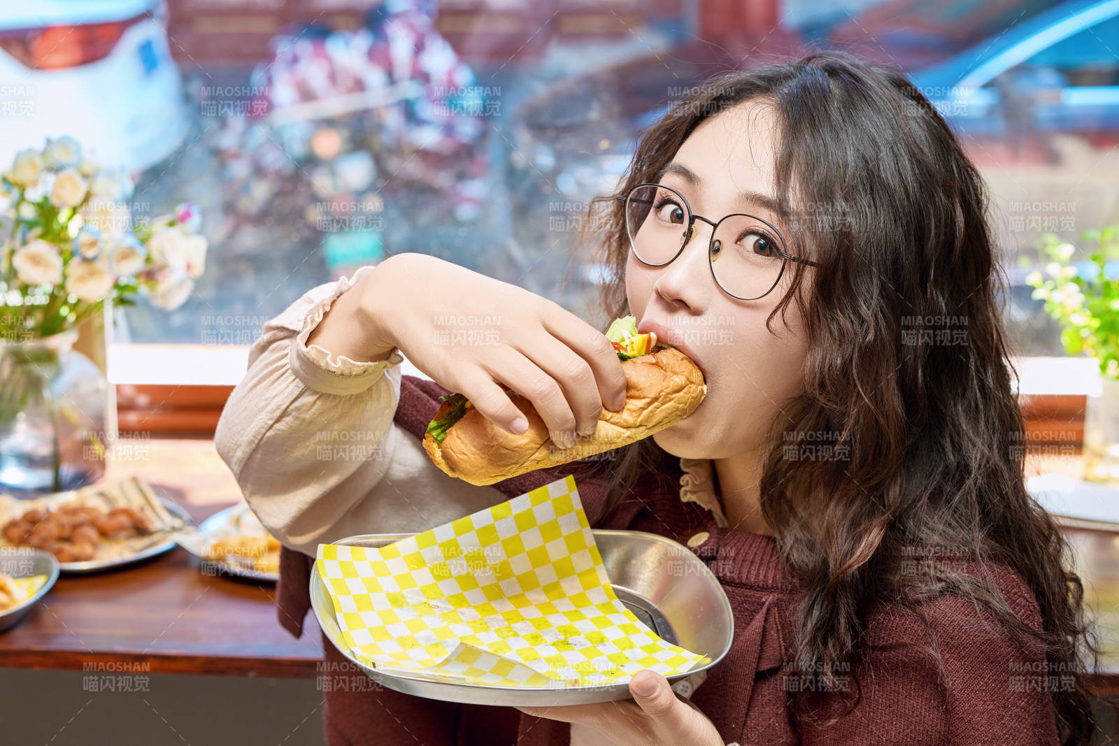 在沒事熱狗快餐店大吃特吃的東方女性