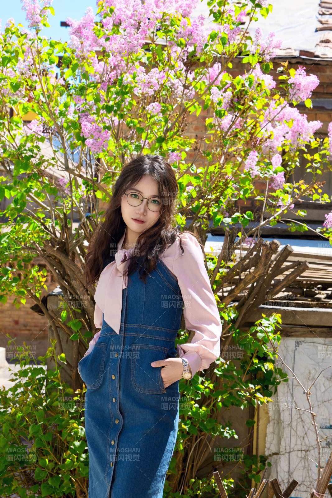 春天在梨花樹下拍照的東方美女