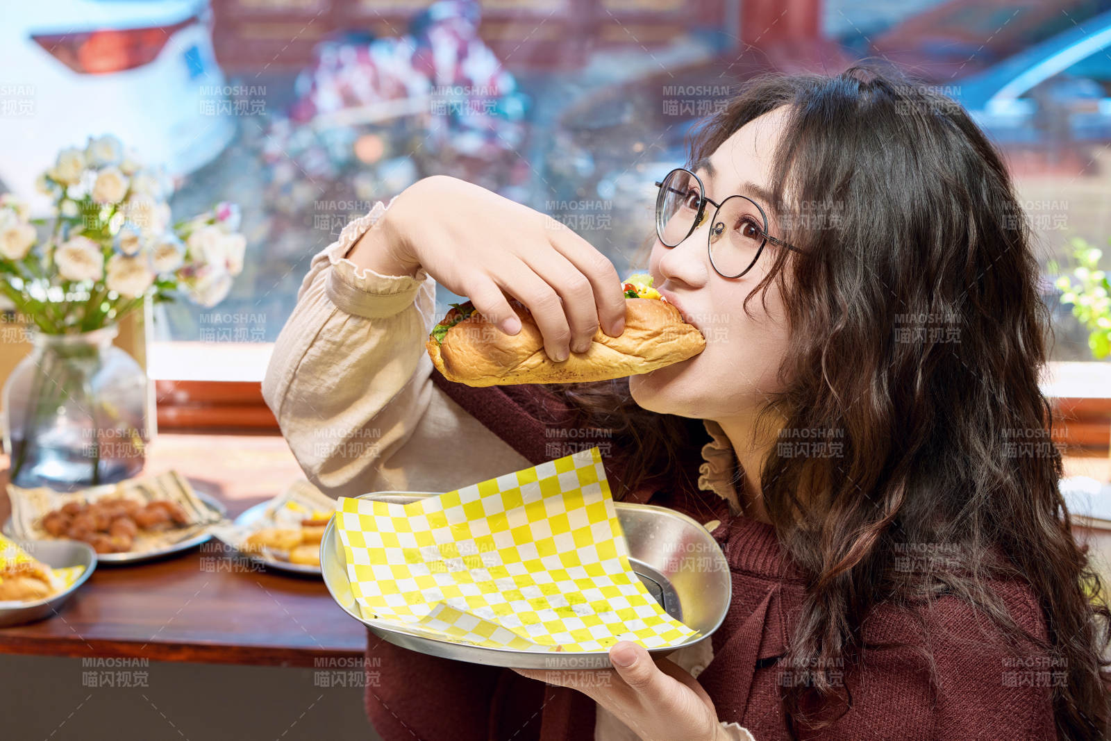 在沒事熱狗快餐店大吃特吃的東方女性