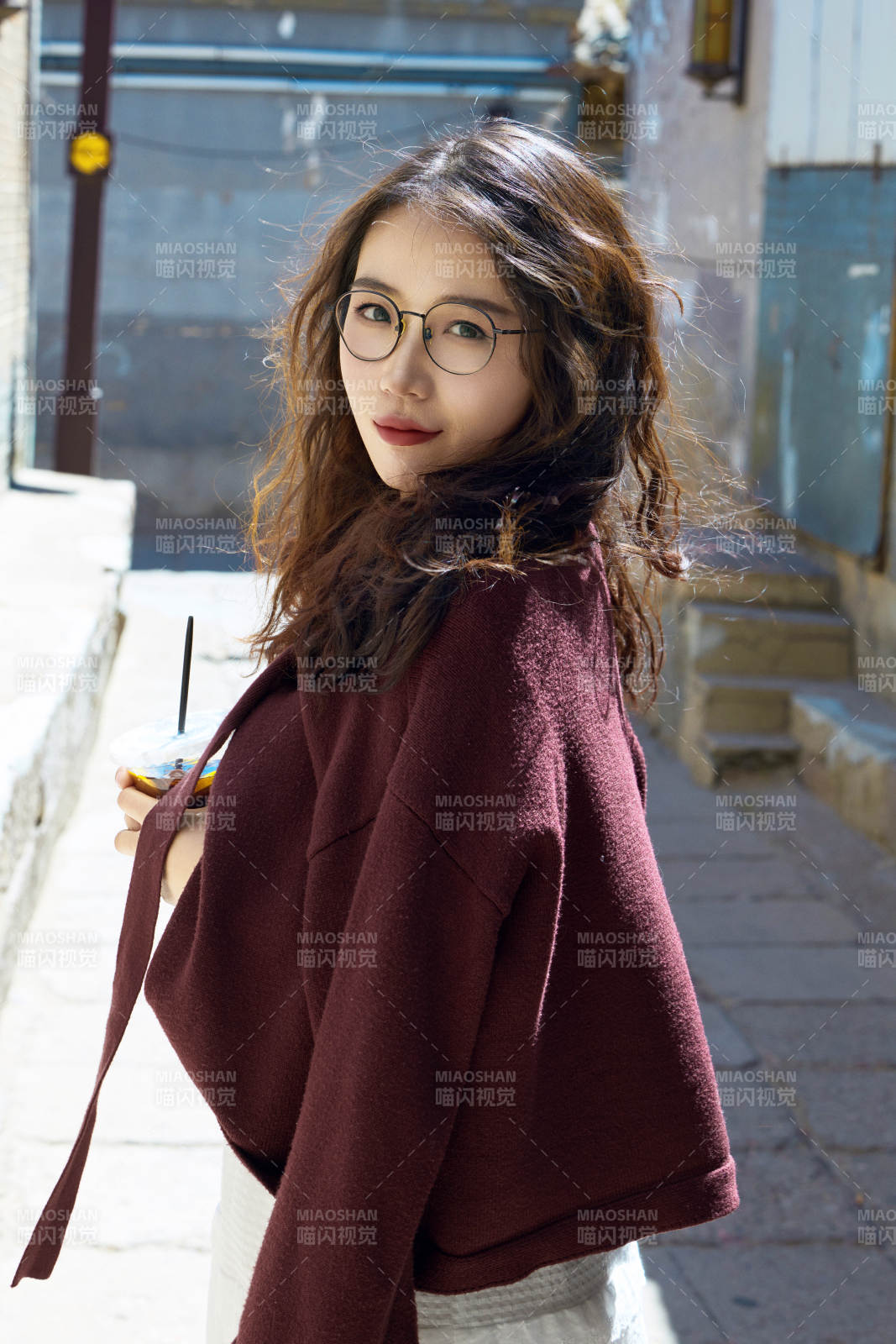 在老舊城區拍照游玩的東方美女