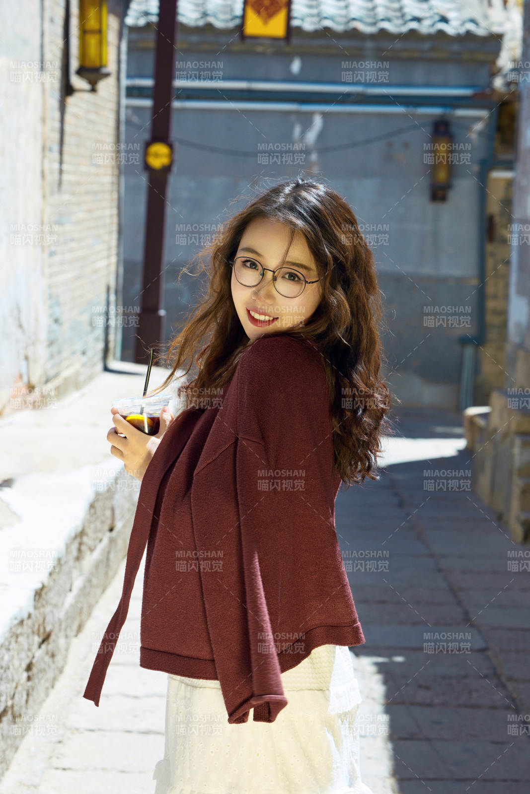 在老旧城区拍照游玩的东方美女