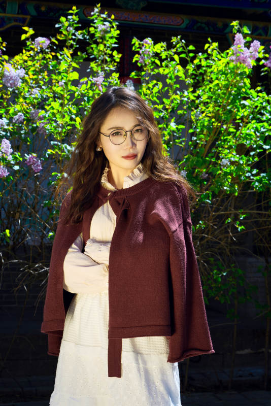 在老旧城区拍照游玩的东方美女