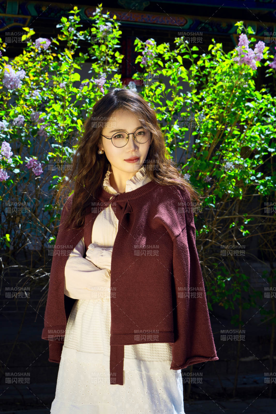 在老旧城区拍照游玩的东方美女