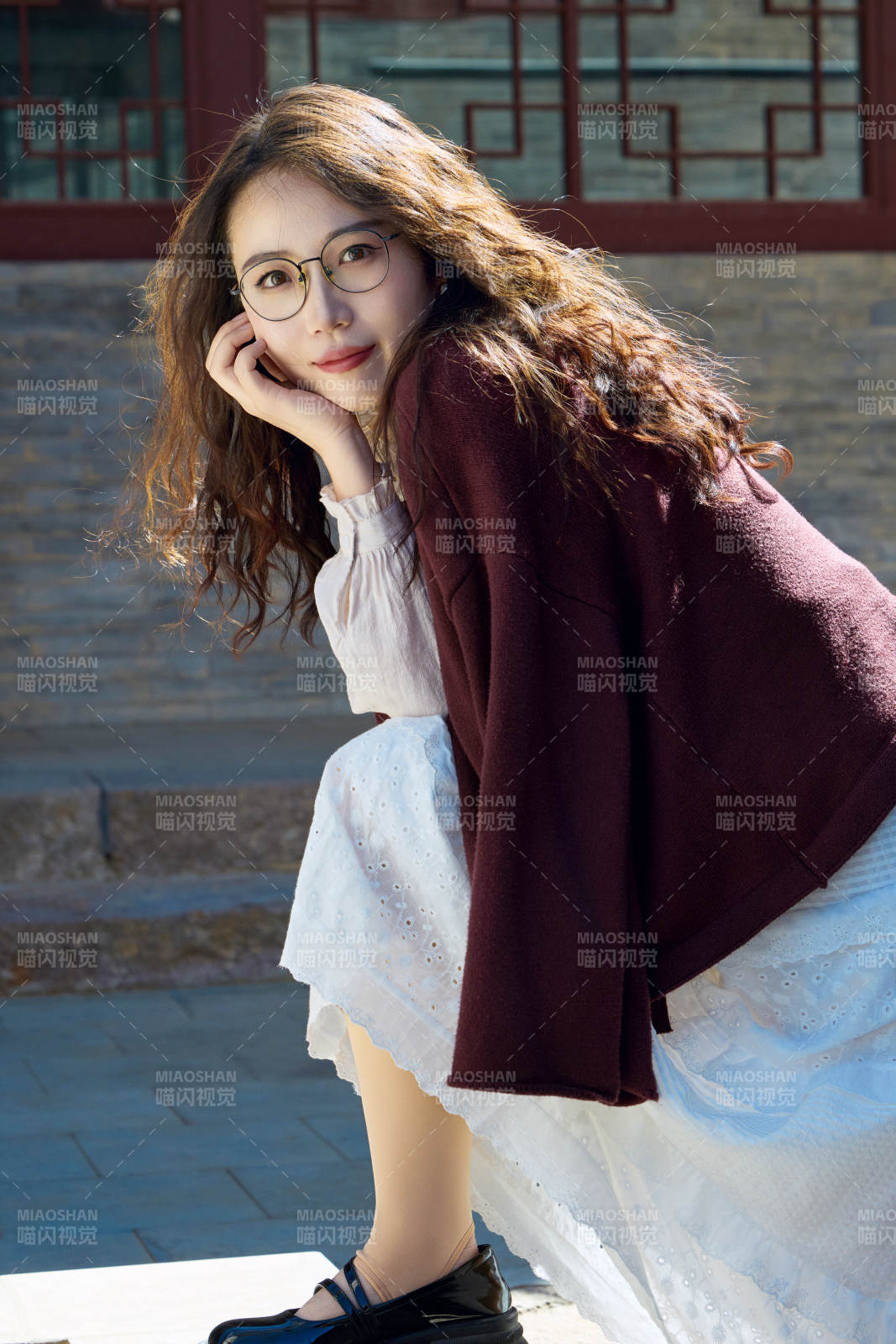 在老舊城區拍照游玩的東方美女