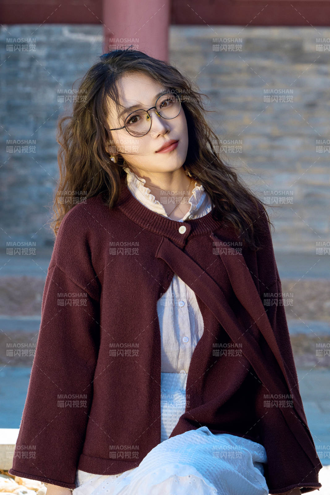 在老舊城區(qū)拍照游玩的東方美女