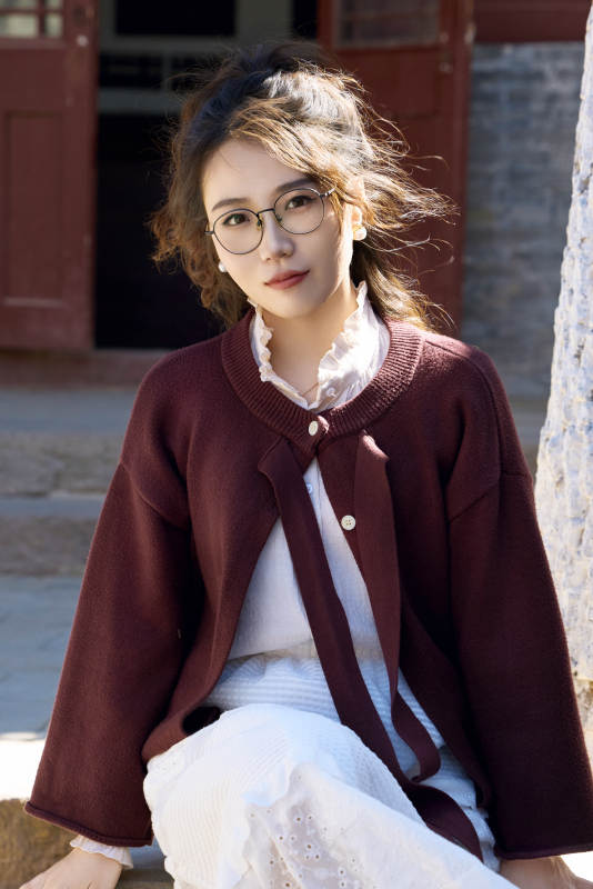 在老舊城區拍照游玩的東方美女