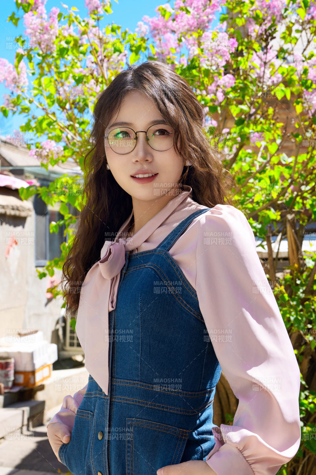 春天在梨花树下拍照的东方美女